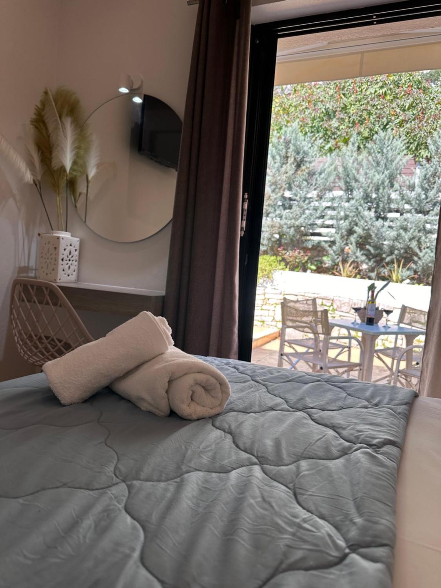 Vladimiros Apartments Barbati Bagian luar foto