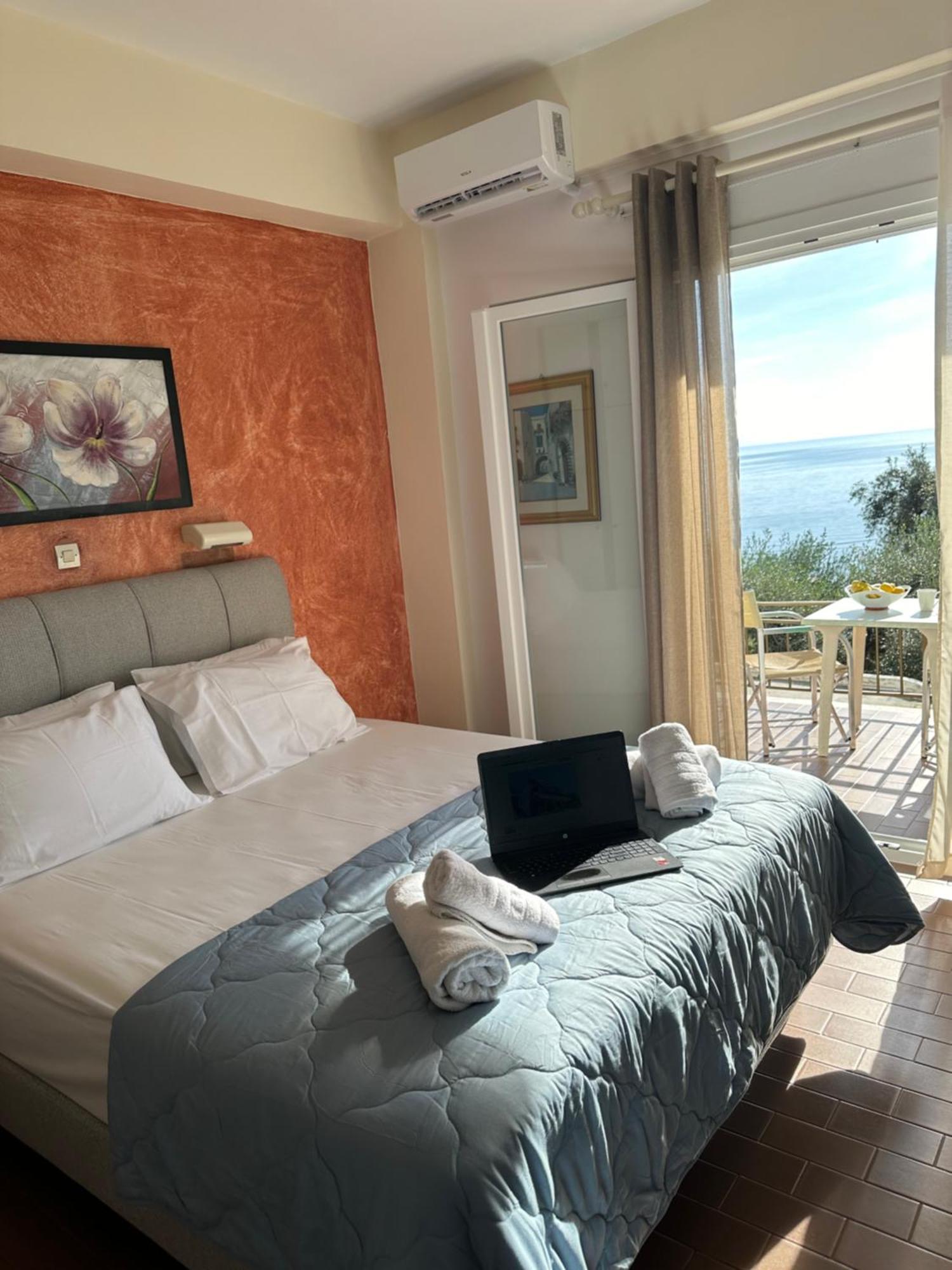 Vladimiros Apartments Barbati Bagian luar foto
