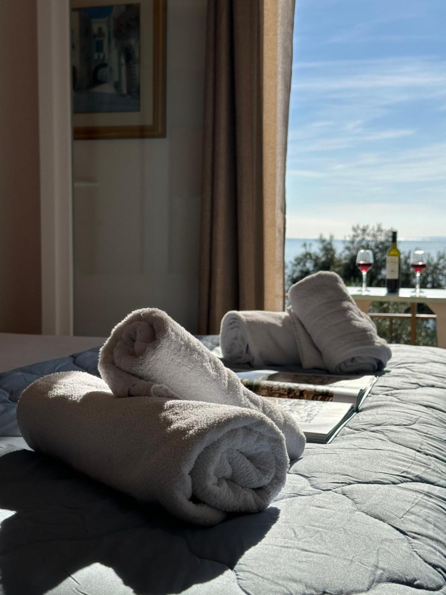Vladimiros Apartments Barbati Bagian luar foto