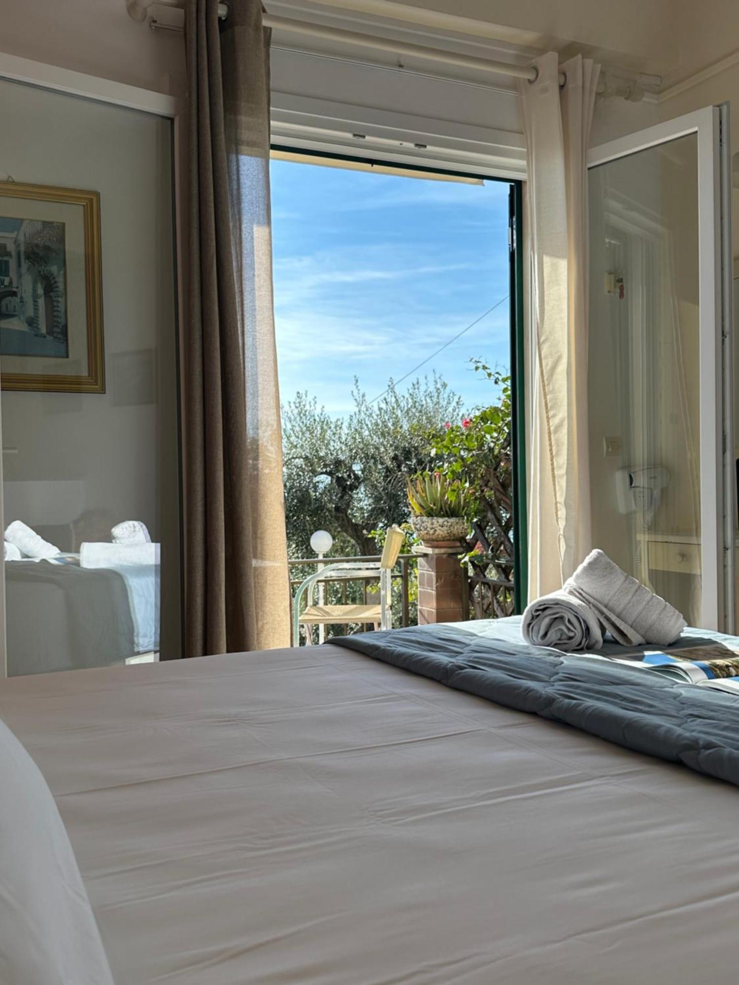 Vladimiros Apartments Barbati Bagian luar foto
